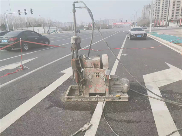 裕安公路路面下沉沉降开裂注浆加固施工